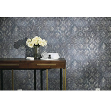 Dekorative Wandgestaltung mit gemusterter Tapete, Konsole, Blumen und Accessoires