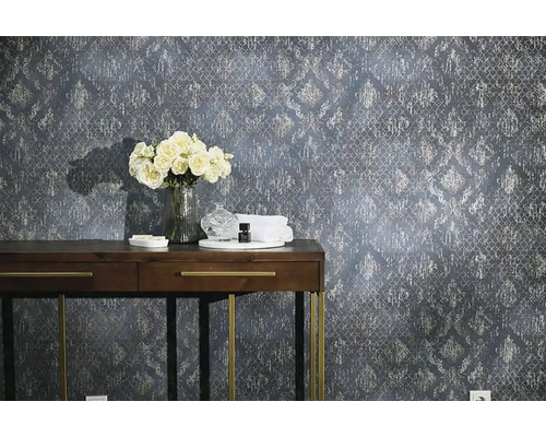 Dekorative Wandgestaltung mit gemusterter Tapete, Konsole, Blumen und Accessoires