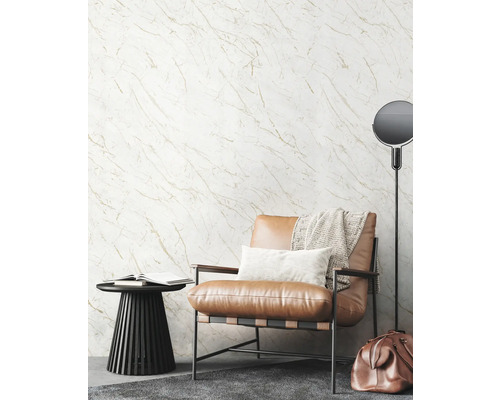 Dekoratives Wohnzimmer mit Marmortapete, Sessel und Beistelltisch.