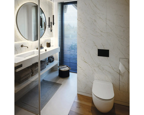 Modernes Badezimmer mit Waschtisch, Spiegel, Toilette und Fensterjalousien