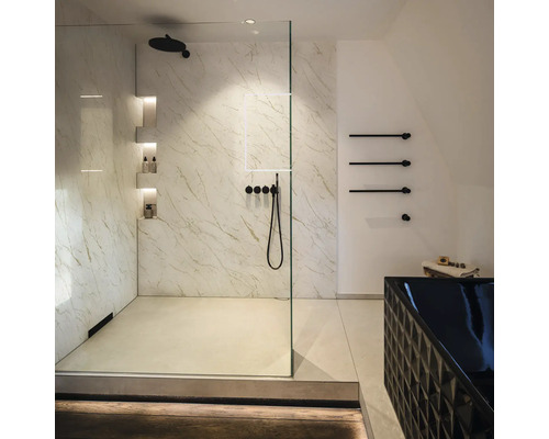 Badezimmer mit ebenerdiger Dusche, Handtuchhalter und Badewanne