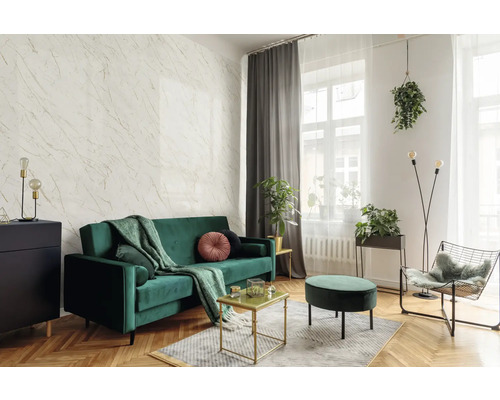 Wohnzimmer mit grünem Sofa, Couchtisch und dekorativen Elementen für ein stilvolles Ambiente.