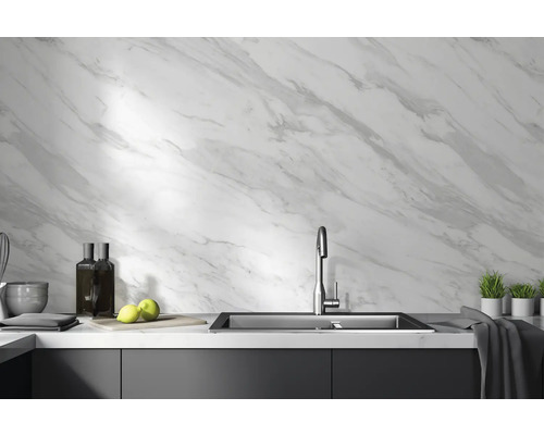 Évier de cuisine avec robinet et mur en marbre