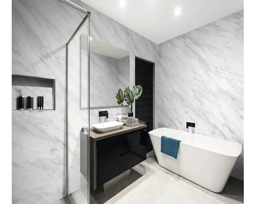 Salle de bains moderne avec douche, lavabo, miroir et baignoire devant un mur en marbre