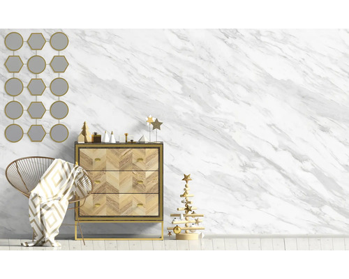 Scène avec commode, chaise, miroir et éléments de décoration de Noël devant un mur en marbre