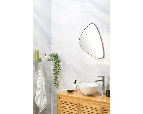 Salle de bains lumineuse avec miroir, lavabo, robinet et meuble sous-vasque en bois