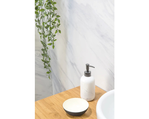 Scène de salle de bains avec distributeur de savon et porte-savon sur une table en bois