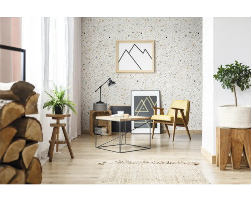 Espace de vie lumineux avec papier peint terrazzo, meubles en bois et éléments décoratifs pour une ambiance chaleureuse.