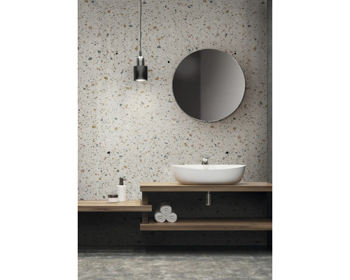 Salle de bains moderne avec carrelage terrazzo, lavabo, miroir et éclairage