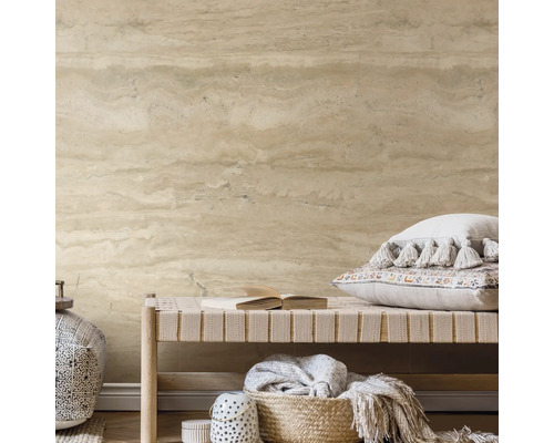 Dekoratives Interieur mit Sitzbank, Kissen und dekorativer Wandgestaltung.