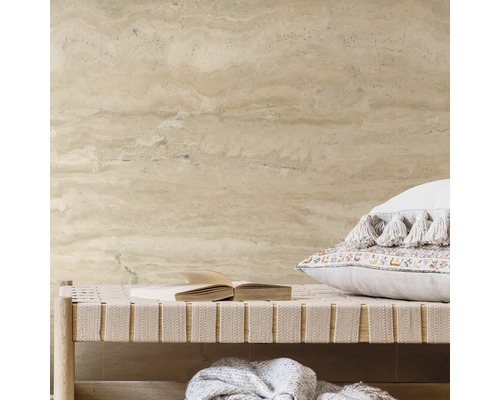 Wandgestaltung mit Travertinplatten, Bank mit Kissen und Buch
