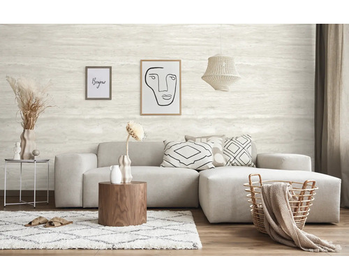 Helles Wohnzimmer mit Sofa, Dekorationen und Wandbildern für ein wohnliches Ambiente.