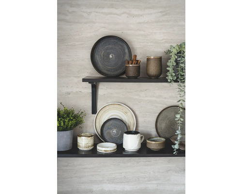 Dekorative Keramikschalen und Tassen auf Regalen