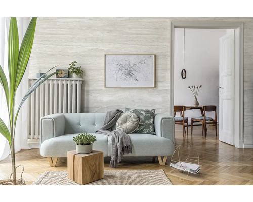 Salon avec canapé, radiateur, table d''appoint et décoration murale