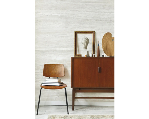 Ambiance intérieure avec chaise en bois, livres, commode, sculpture et objets de décoration