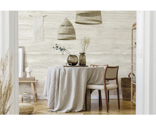 Salle à manger décorative avec table, chaises, éclairage et décoration murale pour une atmosphère chaleureuse.