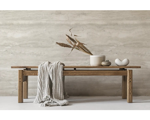 Banc en bois avec objets de décoration et couverture en textile