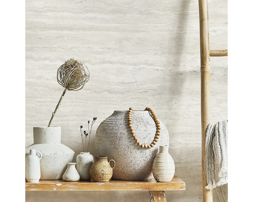 Vases décoratifs et accessoires sur une étagère devant un mur