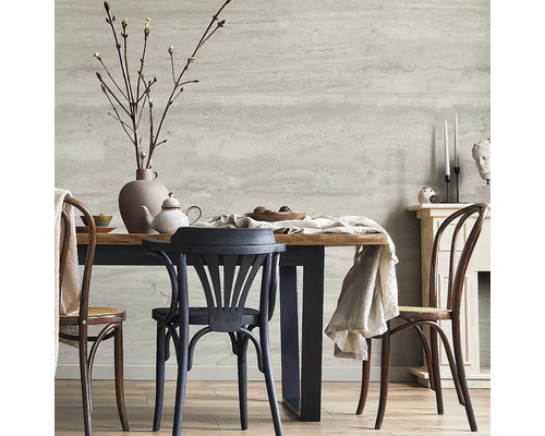 Salle à manger avec table, chaises, vase et décoration