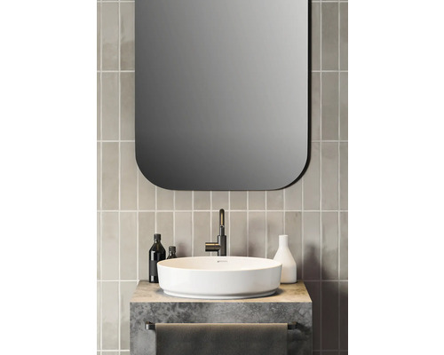 Salle de bains avec vasque à poser, robinet, miroir et porte-serviettes