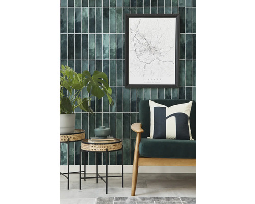 Intérieur avec carrelage vert, fauteuil, tables d''appoint et tableau mural