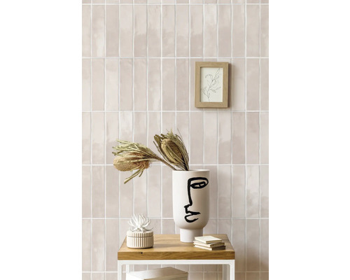 Carrelage mural intérieur avec décorations sur une table