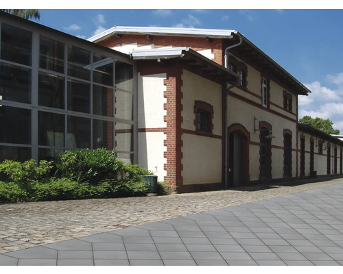 Gebäudeansicht mit Pflastersteinen und Fassade