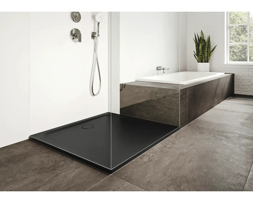 Salle de bains avec receveur de douche plat, baignoire et robinetterie