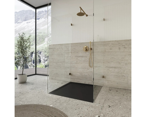 Douche à l''italienne avec receveur de douche et robinetterie dans la salle de bain