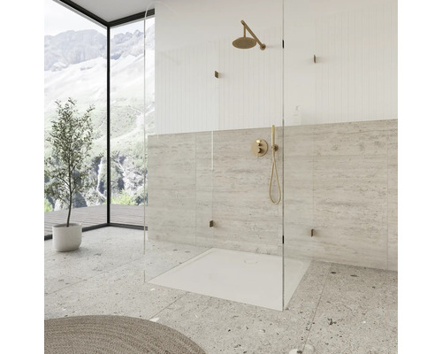 Salle de bain moderne avec douche à l''italienne, paroi en verre et robinetterie