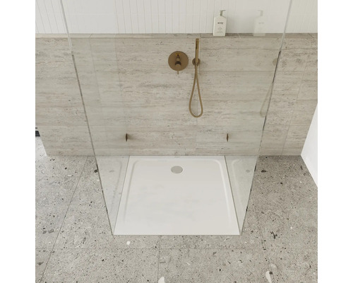 Begehbare Dusche mit Duschwanne und Armaturen