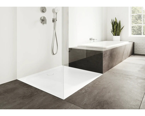 Badezimmer mit Dusche, Badewanne und Armaturen
