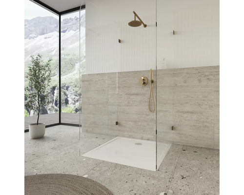 Modernes Badezimmer mit Glasdusche, Duschwanne und Armaturen