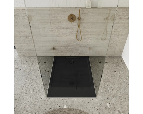 Cabine de douche avec receveur noir et murs carrelés