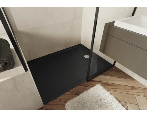 Salle de bains avec receveur de douche noir et plat