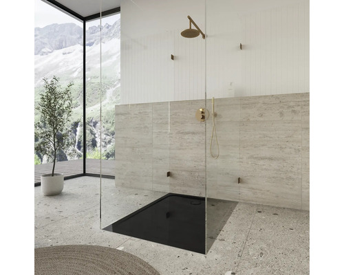 Salle de bains avec douche, robinetterie et grande baie vitrée