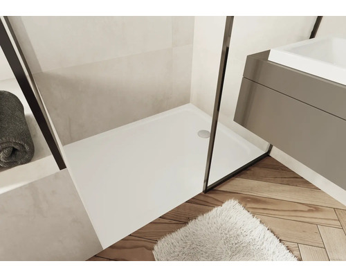 Salle de bain avec douche, meuble sous-lavabo et parquet