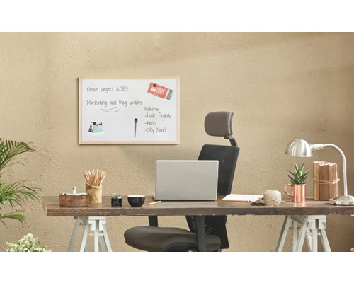 Bureau avec tableau blanc, fournitures de bureau et ordinateur portable pour l''organisation du bureau