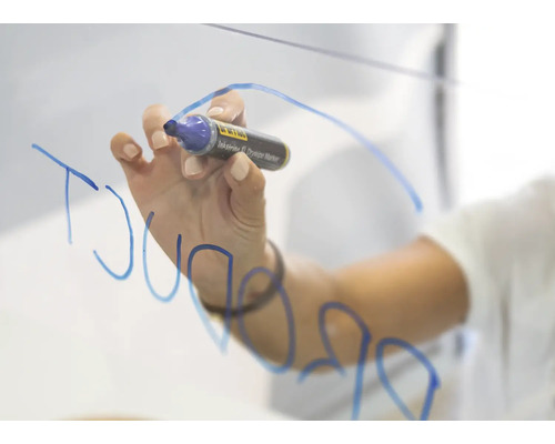 Eine Hand schreibt mit einem Whiteboardmarker auf eine Glasoberfläche.