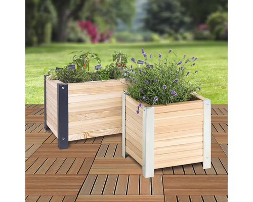 Deux bacs à fleurs en bois plantés avec des coins en métal sur un sol en bois à l''extérieur.