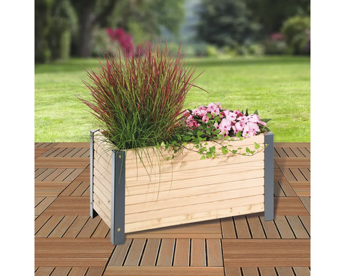 Jardinière en bois avec des plantes sur une terrasse