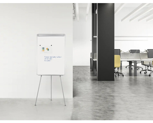 Tableau de conférence sur trépied dans un bureau lumineux