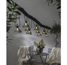Guirlande lumineuse décorative avec plusieurs lampes au-dessus d''une table avec des chaises