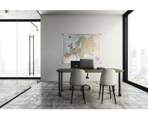 Büro mit Schreibtisch, Stühlen und Europakarte