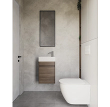 Salle de bains moderne avec lavabo, miroir et toilettes.