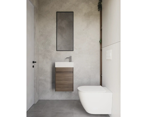 Salle de bains moderne avec lavabo, miroir et toilettes.