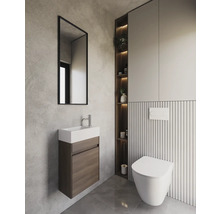 Salle de bains moderne avec meuble sous-lavabo, miroir, toilettes et étagères