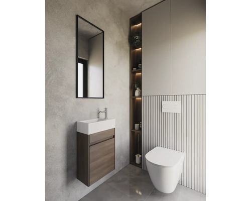 Salle de bains moderne avec meuble sous-lavabo, miroir, toilettes et étagères