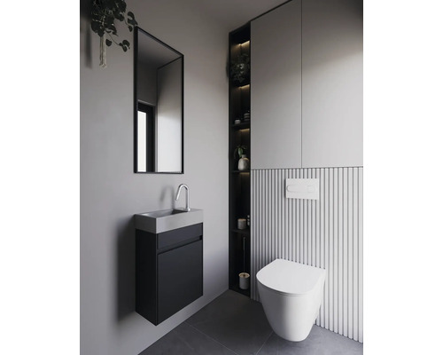 Salle de bain moderne avec meuble sous-lavabo, miroir, toilettes et espace de rangement