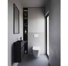 Modernes Badezimmer mit Waschtisch, Spiegel, Toilette und Stauraum